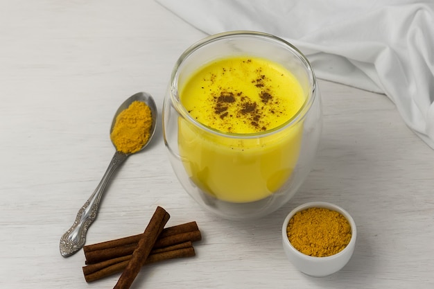 Boisson indienne traditionnelle. Latte d'or, lait de curcuma aux épices