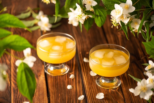 Boisson jaune avec de la glace sur une table en boisMise au point sélective