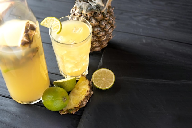 Boisson kombucha à l'ananas fermenté tepache thé probiotique fait maison avec du jus de saveur saine