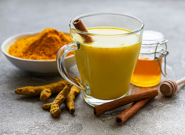 Photo boisson de latte au curcuma jaune.