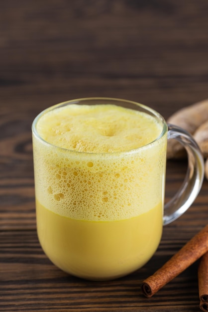 Boisson latte fouettée au curcuma au lait d'amande gingembre curcuma et cannelle sans sucre et sans lactose