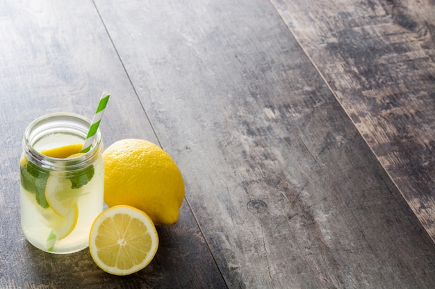 Boisson limonade dans un bocal en verre sur bois