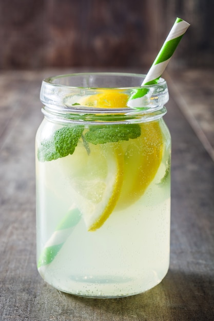 Boisson limonade dans un bocal en verre sur bois