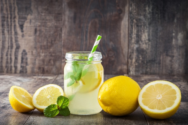 Boisson limonade dans un bocal en verre sur bois