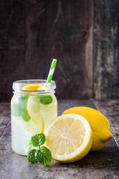 Boisson limonade dans un bocal en verre sur bois