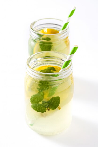 Boisson à la limonade dans un pot en verre isolé sur blanc