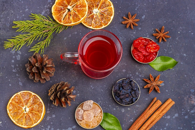 Boisson maison épicée chaude de Noël. Vin chaud, punch aux canneberges ou Sangria aux canneberges et à l'orange pour un festin à l'orientale. Concept de vacances d'hiver. Gros plan, espace de copie pour le texte, mise à plat