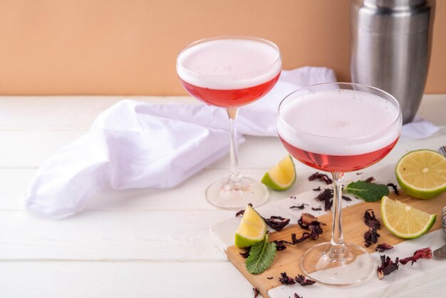 Boisson martini à l'hibiscus avec de la lime glacée et de la menthe