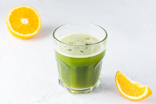 Boisson matcha à l'orange sur une table lumineuse.