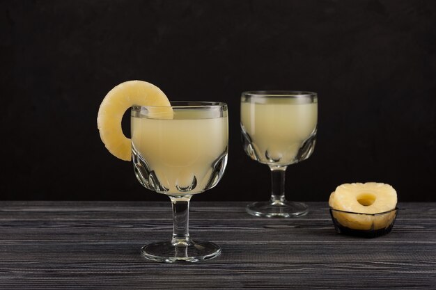 Boisson mexicaine traditionnelle connue sous le nom de Tepache. Boisson à l'ananas fermenté ou kvas avec du jus d'ananas dans des verres à boire.