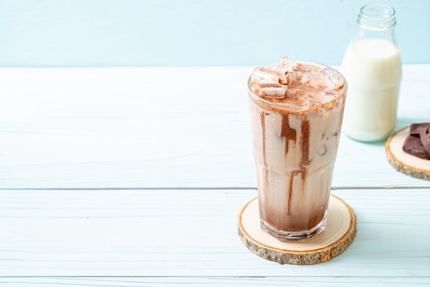 Boisson milkshake au chocolat glacé