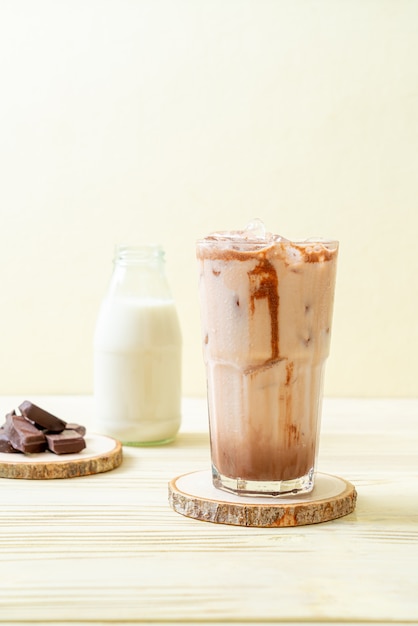 Boisson milkshake au chocolat glacé