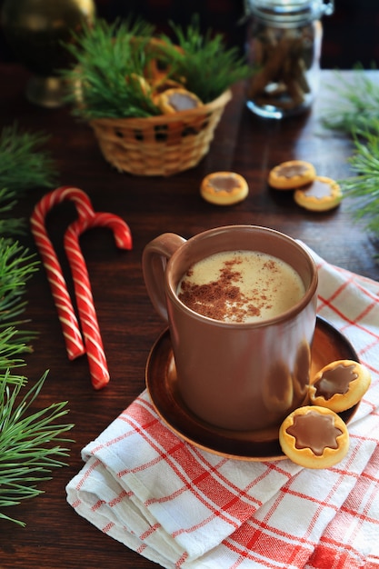 Photo boisson de noël et cannes de bonbon