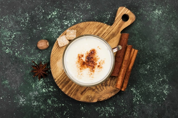 Boisson de Noël lait de poule et ingrédients sur fond gris, vue de dessus