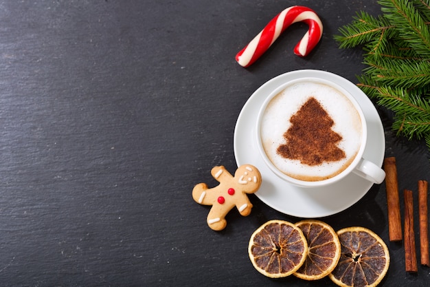 Boisson de Noël Tasse de café cappuccino avec dessin d'arbre de Noël et biscuit de pain d'épice