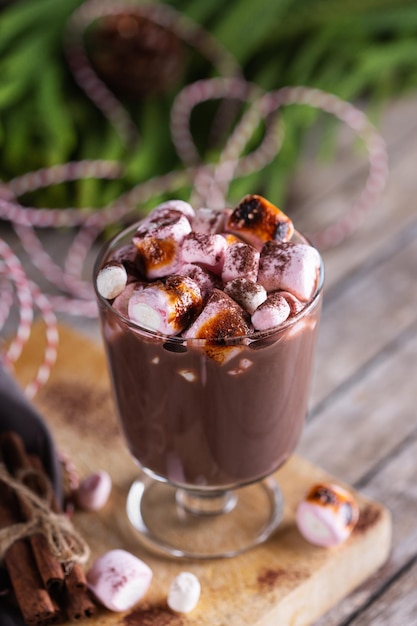 Boisson de Noël traditionnelle au chocolat chaud au cacao avec des guimauves grillées