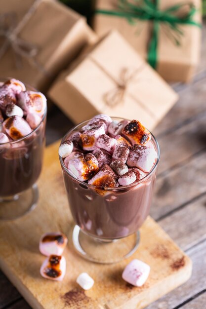 Boisson de Noël traditionnelle au chocolat chaud au cacao avec des guimauves grillées