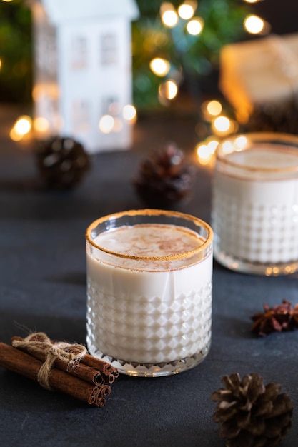 Boisson de Noël traditionnelle et lait de poule dessert avec des coffrets cadeaux faits à la main