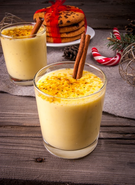 Boisson de Noël traditionnelle de lait de poule sur un fond en bois