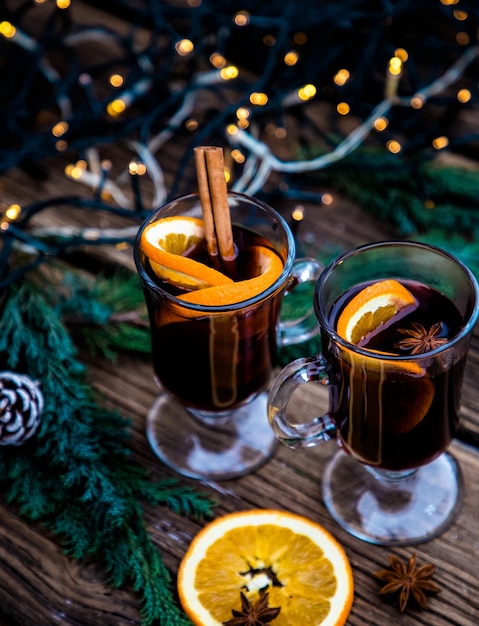 Boisson de Noël vin chaud sur table en bois