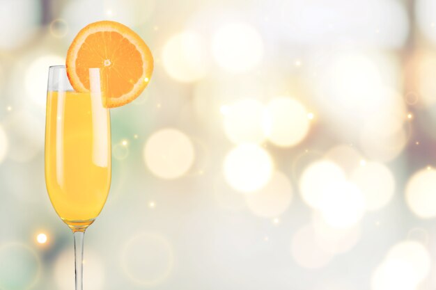 Boisson à l'orange cocktail sur le bureau