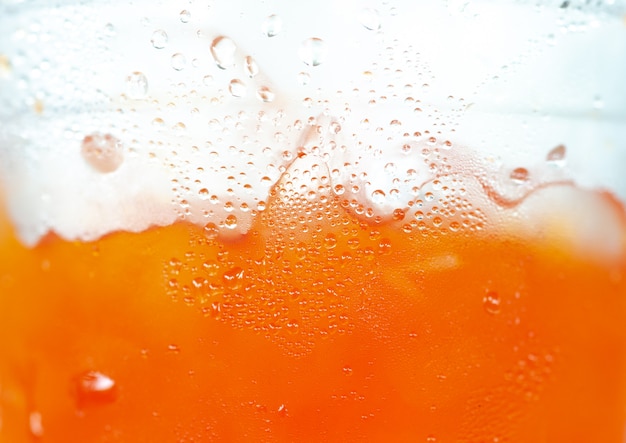 boisson orange dans le verre et goutte d&#39;eau à la surface du verre