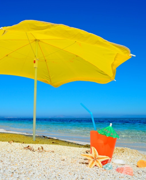 Boisson à l'orange sous un parasol jaune