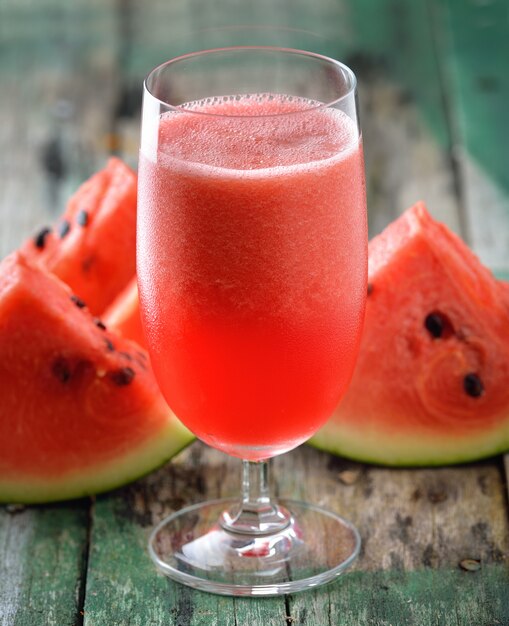 Photo boisson pastèque dans des verres avec des tranches de pastèque