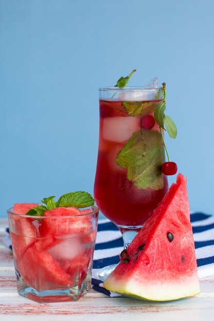 Boisson à la pastèque avec de la glace et des tranches de pastèque. Un cocktail d'été désaltérant