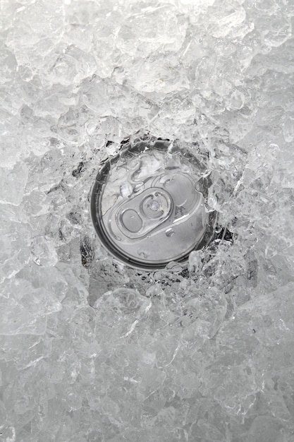 Boisson peut glacé immergé dans gros plan glace glace