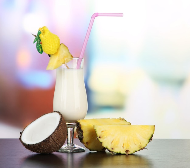 Boisson pina colada dans un verre à cocktail sur fond clair