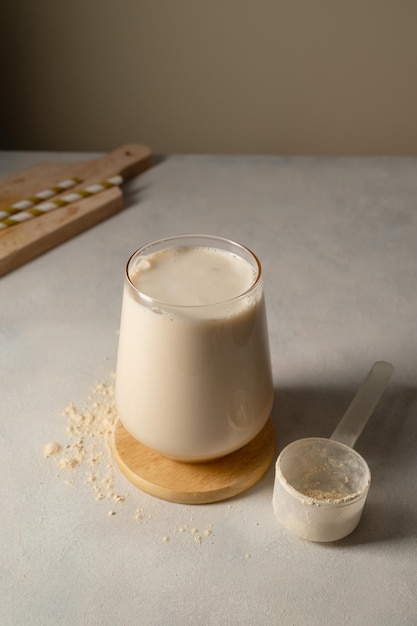 Boisson protéinée au chocolat saine avec de la paille et de la poudre de protéines