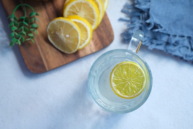 Boisson rafraîchissante au citron sur la vue de dessus de table