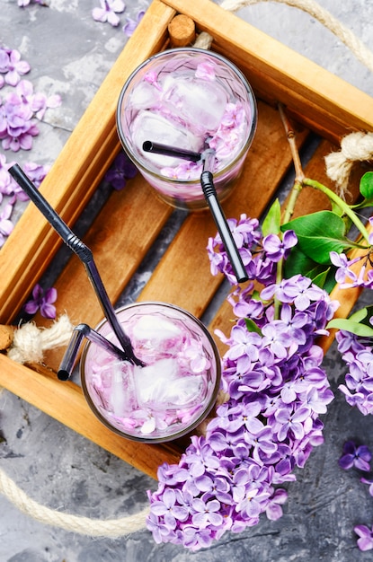 Boisson rafraîchissante au lilas et à la glace