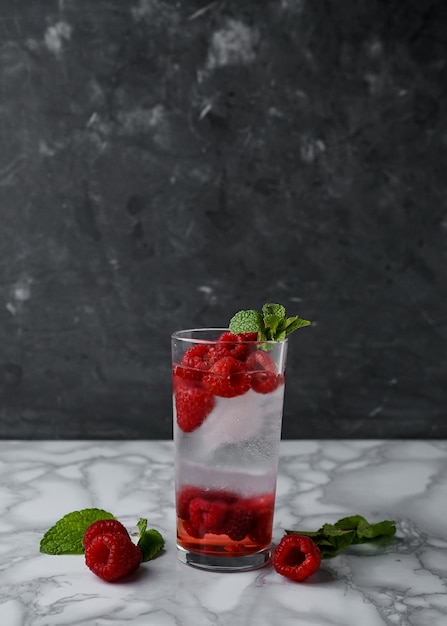 boisson rafraîchissante aux framboises et menthe