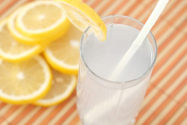 Boisson rafraîchissante à l'eau citronnée sur la vue de dessus de table