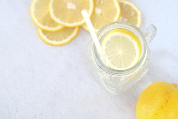 Boisson rafraîchissante à l'eau citronnée sur la vue de dessus de table