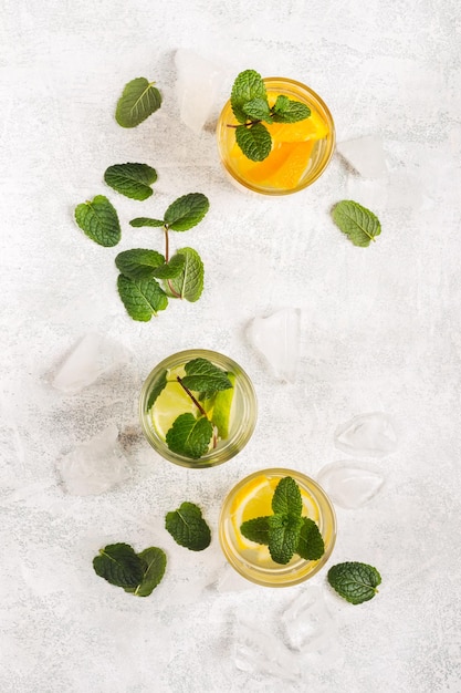 Boisson rafraîchissante d'été avec de la glace et de l'eau détox à la menthe