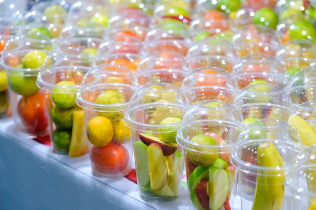 Boisson rafraîchissante d&#39;été Smoothies au concombre orange Pomme dans des verres. dans le marché local Thaïlande