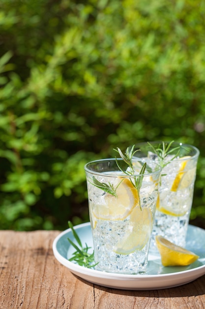 Boisson rafraîchissante à la limonade au romarin dans des verres