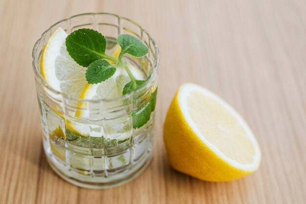 Boisson rafraîchissante à la limonade aux feuilles de menthe