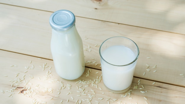 Boisson de riz brun germé et riz brun sur une table en bois.