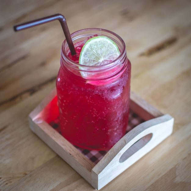 La boisson rouge est dans un verre frais