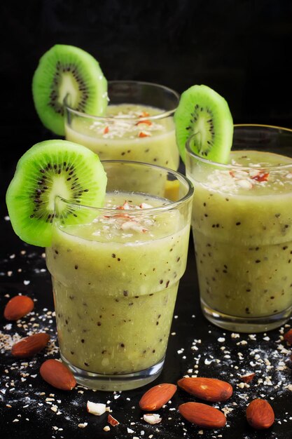 Photo boisson saine au kiwi, banane et son d'avoine.