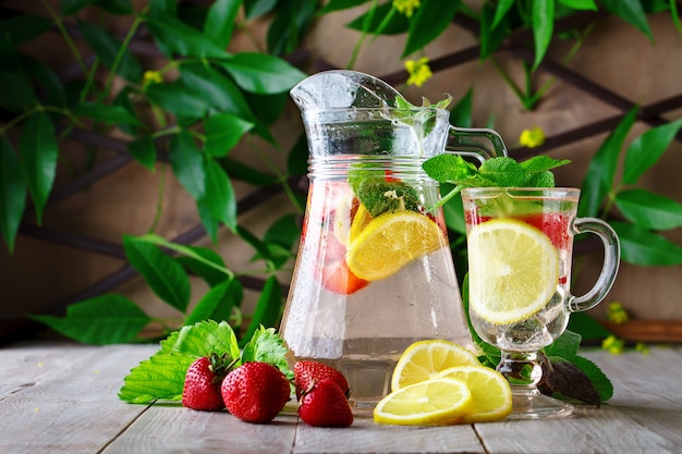 Boisson saine d&#39;été frais avec citron et fraises avec de la glace.