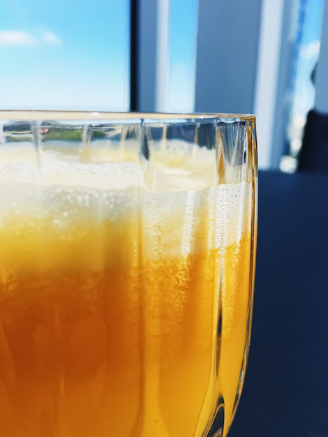 Boisson saine fruits vitamines et menu de boissons jus d'orange frais dans un restaurant de luxe en plein air...