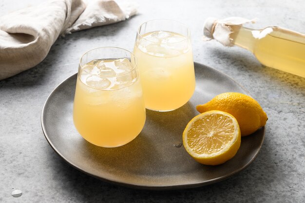 Boisson saine kombucha maison en bouteille et verre au citron