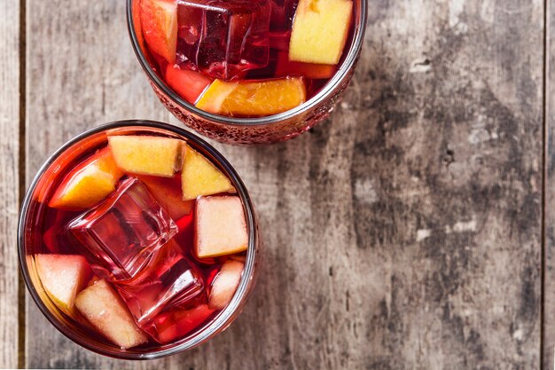 Boisson Sangria en verre sur table en bois