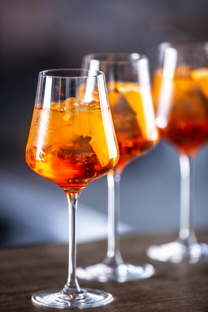 Photo boisson sectaire typique de l'été, l'aperol spritz servi dans des verres de vin avec du prosecco et une tranche d'orange.