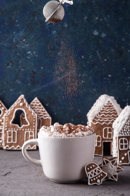 Boisson sucrée au cacao avec biscuits à la guimauve et au gingembre